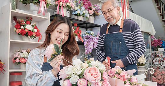 YoungBeautifulAsianFemaleFloristEntrepreneurArrangingABunchOf